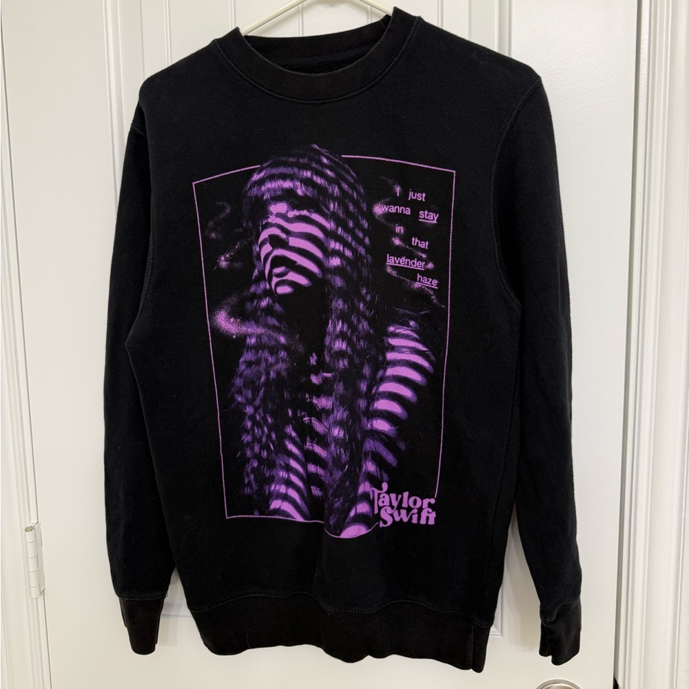 ERA's Tour Taylor Swift Black crewneck sweatshirt sz S Lavender Haze